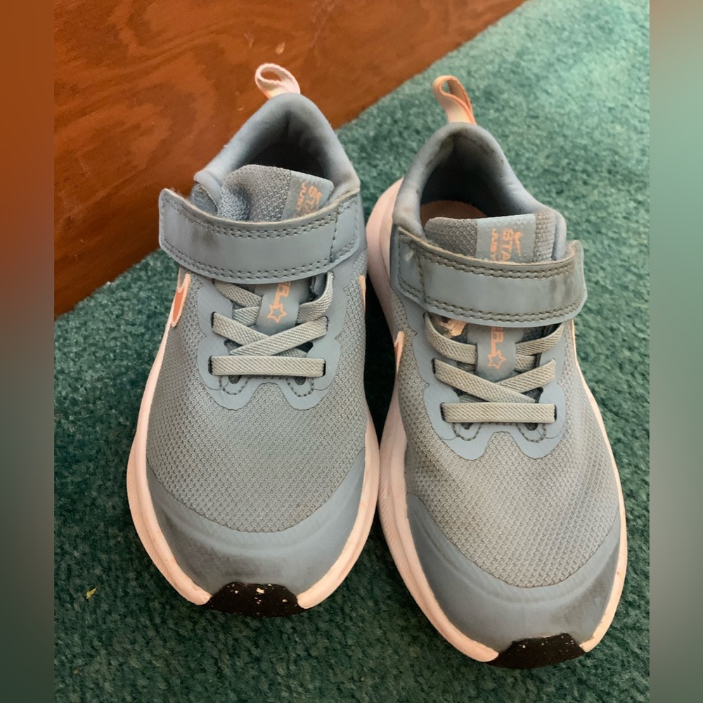 Kids Nike star runner shoes